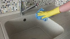 So reinigen Sie eine Kunststein-Arbeitsplatte ohne Kratzer: Einfache Anleitung für Fett, Kalk und Flecken